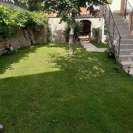 Red Rose Apartment *