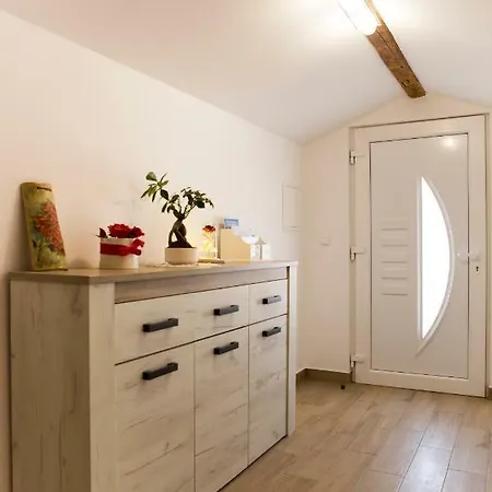 Red Rose Apartment *