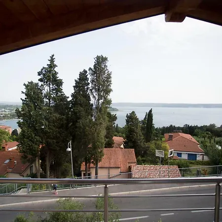 Red Rose Apartment *