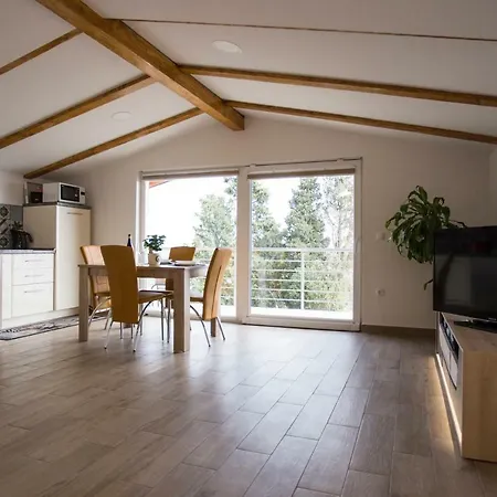 Daire Red Rose Portorož