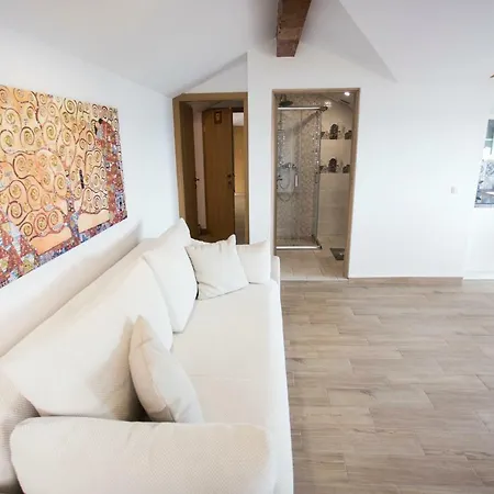 Daire Red Rose Portorož